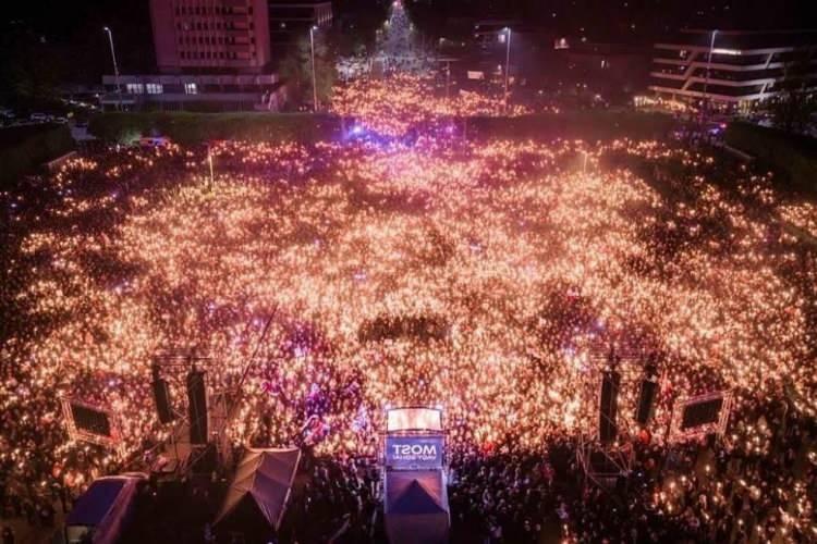 <p>Sosyal devlet anlayışının yeniden tesis edileceğine dikkati &ccedil;eken Magyar, "Herkesin uygun sağlık hizmetlerine, kaliteli eğitime, tasasız bir &ccedil;ocukluğa ve onurlu bir yaşlılığa hakkı var. Bunu sağlayacağız." diye konuştu.</p>
