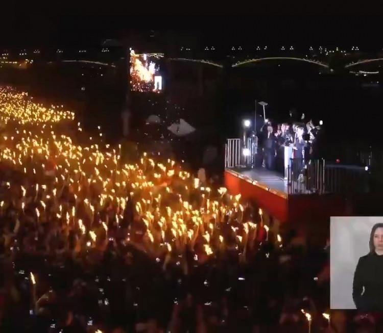 <p><strong>"KİMSENİN TEBAASI OLMAYACAĞIZ"</strong></p>

<p>Magyar'ın Avrupa vurgusu yaptığı anlarda meydanı dolduran kalabalığın hep bir ağızdan "Ruslar evinize d&ouml;n&uuml;n" sloganları atması dikkati &ccedil;ekti. &Uuml;lkesinin yeni vizyonunun tam bağımsızlık &uuml;zerine kurulduğunu anlatan Magyar &ccedil;arpıcı a&ccedil;ıklamalarda bulunarak, "Kimsenin tebaası olmayan bir &uuml;lke olmak istiyoruz. Liyakatin &ouml;nemli olduğu, herkesin Macar vatandaşı olabileceği ve vatandaşlarının h&uuml;k&uuml;metine g&uuml;venebileceği bir &uuml;lke inşa edeceğiz." dedi.</p>

<p>&nbsp;</p>
