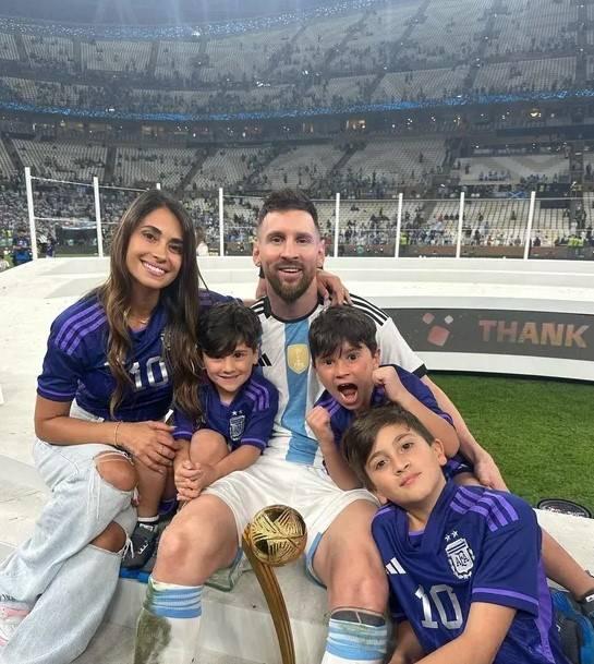 <p><span style="color:#FF0000"><strong>MESSİ'NİN SERVETİ YİNE G&Uuml;NDEMDE</strong></span></p>

<p><strong>Antonela'nın bu dudak u&ccedil;uklatan takısı, eşi Lionel Messi'nin servetini tekrar g&uuml;ndeme taşıdı.</strong></p>
