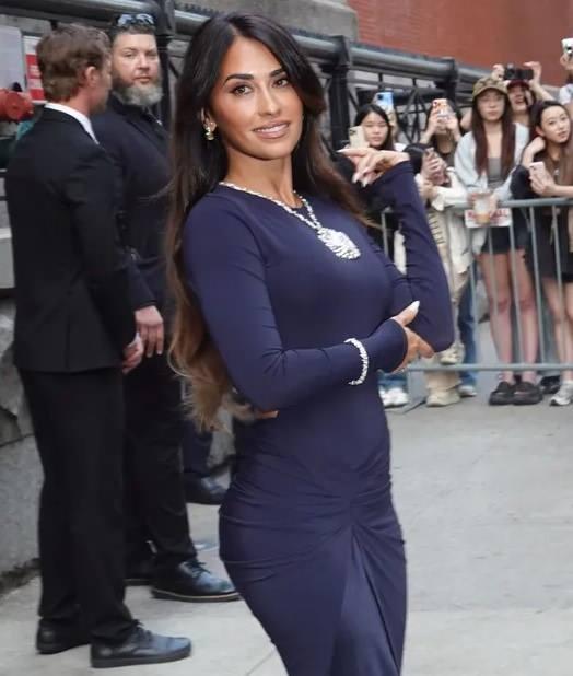 <p><strong>Son olarak ABD'de l&uuml;ks bir markanın etkinliğine katılan Roccuzzo, takısıyla g&uuml;ndeme damga vurdu.</strong></p>
