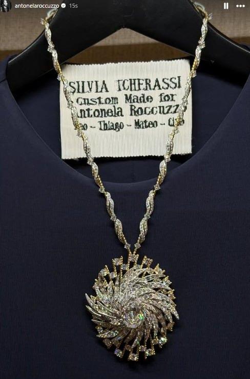 <p><strong>İspanyol basınında yer alan haberlere g&ouml;re, Roccuzzo'nun bu &ouml;zel gece i&ccedil;in tercih ettiği g&uuml;neş formundaki elmas kolyenin değeri tam 5 milyon dolar(yaklaşık 170 milyon TL) olduğu s&ouml;yleniyor.&nbsp;</strong></p>
