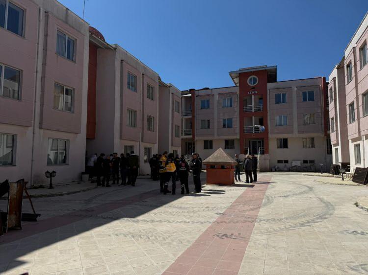 <p><span style="color:#A52A2A"><strong>EVİNDE BAŞINDAN VURULMUŞ HALDE BULUNDU&nbsp;</strong></span></p>

<p>&nbsp;</p>

<p>Edinilen bilgiye g&ouml;re, Teğmen &Uuml;mit Mete Erez'i evinde başından vurulmuş halde arkadaşları kanlar i&ccedil;erisinde hareketsiz yatarken buldu.&nbsp;</p>
