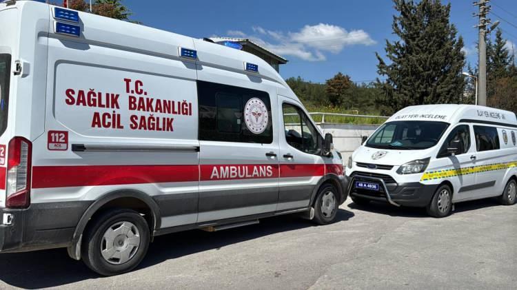 <p>Muğla'nın Menteşe il&ccedil;esinde, Marmaris Aksaz Deniz &Uuml;s Komutanlığı'nda yaklaşık bir yıldır g&ouml;rev yaptığı &ouml;ğrenilen <span style="color:#A52A2A"><strong><em>Teğmen &Uuml;mit Mete Erez (26) </em></strong></span>evinde silahla başından vurulmuş halde &ouml;l&uuml; olarak bulundu.&nbsp;</p>
