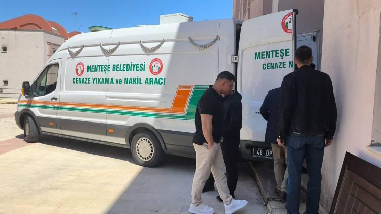 <p><span style="color:#A52A2A"><strong>OLAY YERİNDE &Ouml;LD&Uuml;</strong></span></p>

<p>&nbsp;</p>

<p>B&ouml;lgeye hızla ulaşan sağlık ekiplerinin yaptığı ilk kontrollerde, Erez'in hayatını kaybettiği tespit edildi.&nbsp;</p>
