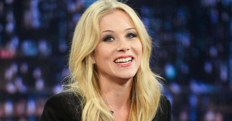 <p><strong>Christina Applegate, son a&ccedil;ıklamalarında şunları da s&ouml;ylemişti:</strong></p>

<p><strong><span style="color:#800080"><em>"15 yaşındaki kızım Sadie'yi okula ve diğer aktivitelere g&ouml;t&uuml;rmeye &ccedil;alışıyorum. Bu benim en sevdiğim şey. Birlikte ge&ccedil;irdiğimiz tek zaman bu" diye konuşmuştu.</em></span></strong></p>
