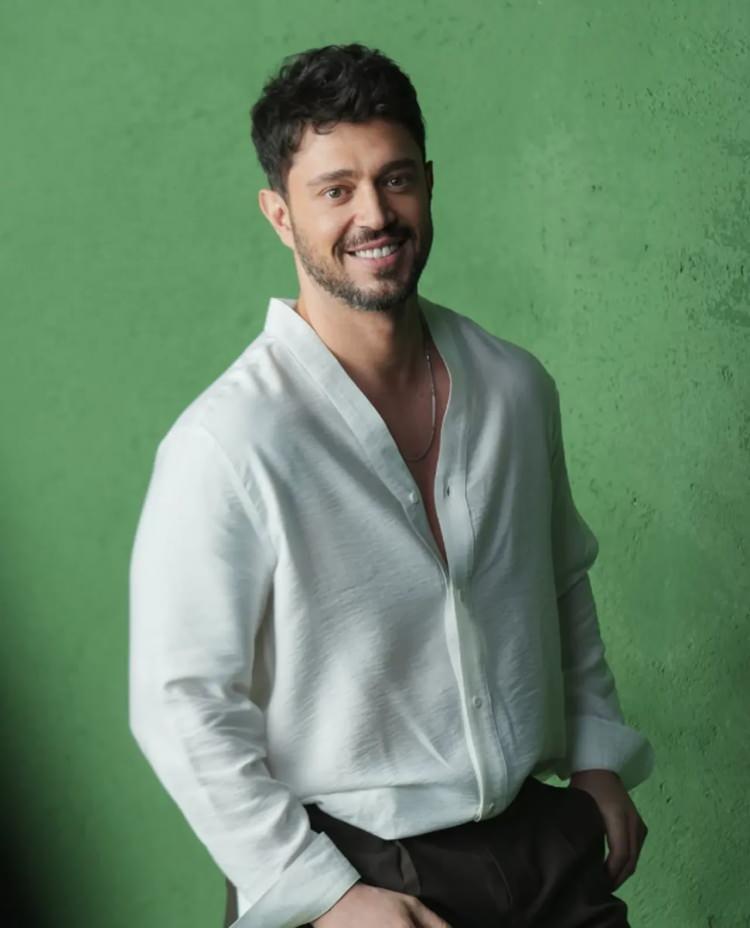 <p><span style="color:#800080"><strong><em>Yaklaşık her g&uuml;n 30 dakika y&uuml;r&uuml;r&uuml;m. 46 yaşındayım. Ailemizde de kalp hastalığı genetik. Babam eskiden kalp spazmı ge&ccedil;irmişti. Amcamı da bir kalp ameliyatında kaybettik. Bende bir sorun yok ama kalbe de y&uuml;klenmemeye &ccedil;alışıyorum."</em></strong></span></p>
