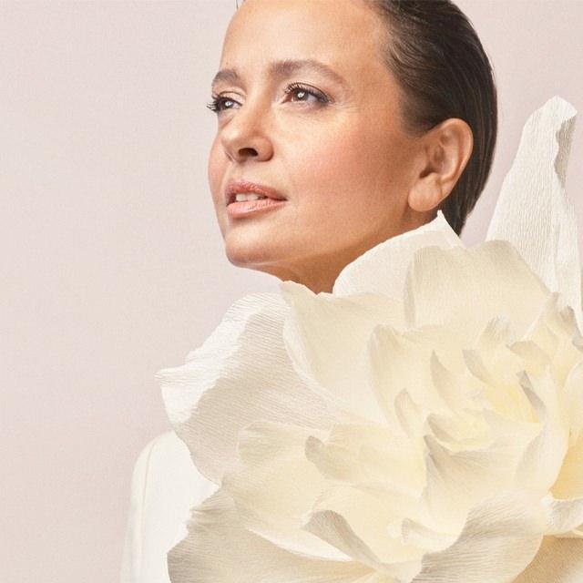 <p><span style="color:#FF0000"><strong>"SENDEN ŞARKICI OLMAZ DEDİ"</strong></span></p>

<p><strong>"Babamın karşısına oturdum, "Şarkıcı olmak istiyorum" dedim. "Senden şarkıcı olmaz" dedi." diyerek o g&uuml;nleri anlatan &Ouml;zyılmazel, şu ifadeleri kullandı:</strong></p>

<p><strong>"O "Olmaz" dediyse herhalde olmaz diye d&uuml;ş&uuml;n&uuml;yorsun. Babam bunu bana 2000 yılında s&ouml;yledi. "Artık yapamayacağım" dediğim sene ise 2021... Aralarda k&uuml;sl&uuml;klerimiz oldu ama biz 21 sene boyunca birbirimizin hayatındaydık"</strong></p>
