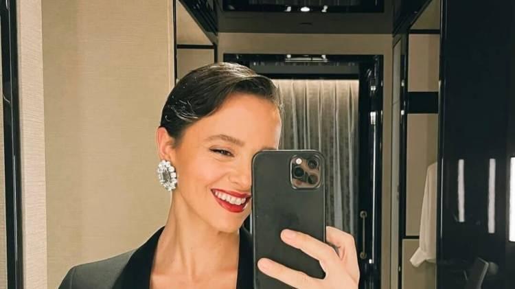 <p><strong>Babamın d&ouml;rt tane &ccedil;ocuğu var. &Uuml;&ccedil;&uuml;yle g&ouml;r&uuml;şm&uuml;yor; &uuml;&ccedil; kızıyla da g&ouml;r&uuml;şm&uuml;yor. Bence babam bayramda bizi arasın. Babam &ccedil;ok kırıp d&ouml;kerek, arkasına bakmadan gitti. Ben bir evlat olarak t&uuml;m g&ouml;revlerimi yerine getirdiğimi d&uuml;ş&uuml;n&uuml;yorum. Ben ona hakkımı helal ediyorum; o da bana etsin"</strong></p>
