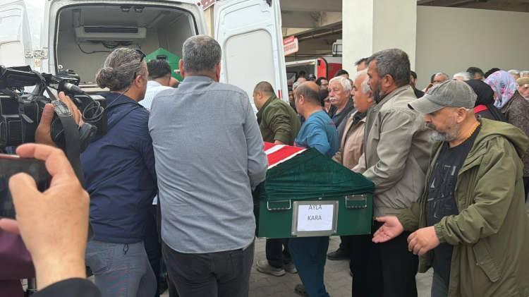 <p><span style="color:#A52A2A"><strong><em>&Ouml;ğrencilerini korumak i&ccedil;in kendisini siper ettiği &ouml;ğrenilen</em></strong></span> matematik &ouml;ğretmeni Ayla Kara'nın cenazesi yakınları tarafından morgdan alınarak defnedilmek &uuml;zere Onikişubat il&ccedil;esine bağlı Tekir Mahallesi'ne getirildi.&nbsp;</p>
