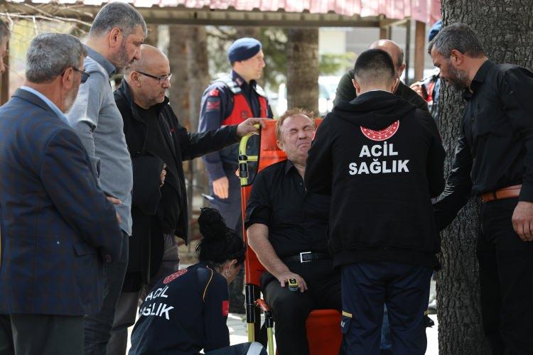 <p><span style="color:#A52A2A"><strong>EŞİ FENALAŞTI&nbsp;</strong></span></p>

<p>&nbsp;</p>

<p>Bu sırada camiye gelen Ayla Kara&rsquo;nın eşi Ramazan Kara, fenalaştı.&nbsp;&nbsp;</p>
