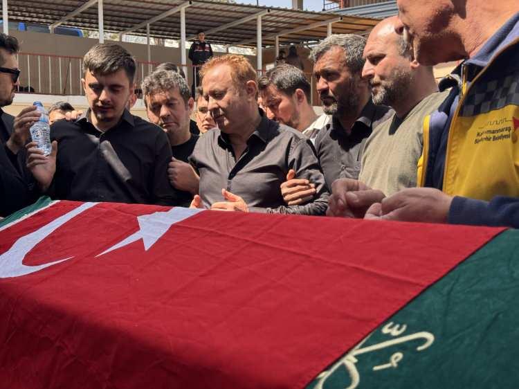 <p><span style="color:#A52A2A"><strong>G&Ouml;ZYAŞLARI İ&Ccedil;İNDE TOPRAĞA VERİLDİ</strong></span></p>

<p>&nbsp;</p>

<p>Tabutun başında eşi Ramazan, &ccedil;ocukları Furkan ve Ertuğrul ile diğer yakınları g&ouml;zyaşı d&ouml;kt&uuml;.</p>

<p>&nbsp;</p>
