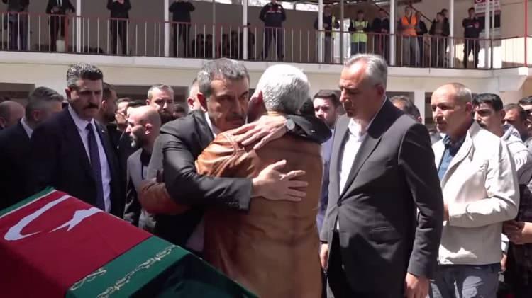 <p>T&ouml;rene, Ayla &ouml;ğretmenin annesi Emine G&uuml;rb&uuml;z, kızı Dilara Karakıyak, Milli Eğitim Bakanı Yusuf Tekin, AK Parti Genel Başkan Yardımcısı Fatma Bet&uuml;l Sayan Kaya, Milli Eğitim Bakan Yardımcısı Bilal Macit, Tarım ve Orman Bakan Yardımcısı Abdulkadir Polat, AK Parti Ankara Milletvekili L&uuml;tfiye Selva &Ccedil;am, AK Parti Kahramanmaraş Milletvekili İrfan Karatutlu, CHP İzmir Milletvekili Murat Bakan, Onikişubat Belediye Başkanı Hanifi Toptaş, İl Jandarma Komutanı T&uuml;mgeneral Ali Gemalmaz, İl Milli Eğitim M&uuml;d&uuml;r&uuml; Erhan Baydur, T&uuml;rkiye Barolar Birliği Başkanı Erin&ccedil; Sağkan, Memur-Sen Genel Başkanı Ali Yal&ccedil;ın, Birleşik Kamu-İş Konfederasyonu Genel Başkanı Orhan Yıldırım, CHP İl Başkanı &Uuml;nal Ateş ve &ccedil;ok sayıda vatandaş katıldı.</p>
