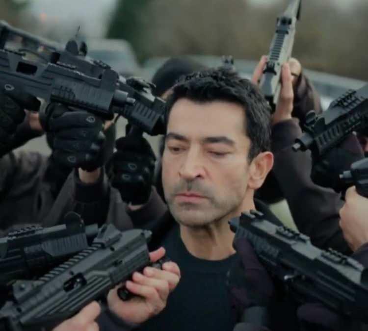 <p><span style="color:#B22222"><strong>SENARİSTLER REVİZE KARARI ALDI</strong></span></p>
