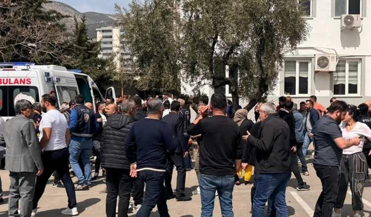 <p><strong>Şanlıurfa ve Kahramanmaraş'da peş peşe okullarda meydana gelen korkun&ccedil; olaylar, t&uuml;m T&uuml;rkiye'yi derinden sarstı. Can kayıplarının yaşandığı saldırıların ardından eğitimde g&uuml;venlik ve gen&ccedil;lerin psikolojik durumu ise b&uuml;y&uuml;k bir endişeyi beraberinde getirdi.</strong></p>
