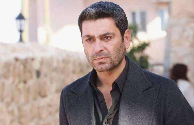 <p><strong>"NE OLUR &Ccedil;OCUKLARINIZI EĞİTİN"</strong></p>

<p><strong>&Uuml;nl&uuml; oyuncu paylaşımında şu ifadeleri kullandı.&nbsp;</strong></p>
