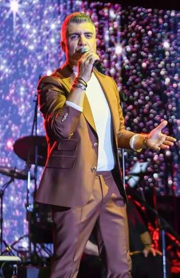 <p>Sabancı'nın doğum g&uuml;n&uuml; i&ccedil;in &ouml;zel olarak sahneye &ccedil;ıkan Deniz'in, bu performans karşılığında yaklaşık 5 milyon lira aldığı iddia edildi.</p>
