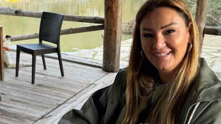 <p><strong>Daha sonrasında lise ve &uuml;niversite eğitimini tamamladığını anlatan Altuğ, oyunculuk ser&uuml;veniyle hayatının değiştiğini belirtti.</strong></p>
