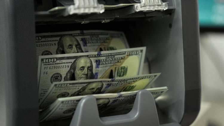 <p>ABD ile İran arasındaki m&uuml;zakerelerin yerini abluka tehditlerine bırakmasıyla brent petrol&uuml;n varili 102 doları aşarak zirve yaptı. Jeopolitik gerilime rağmen, petrol odaklı enflasyon korkuları altını baskılarken, artan risk algısı Borsa İstanbul'un g&uuml;ne d&uuml;ş&uuml;şle başlamasına neden oldu.</p>
