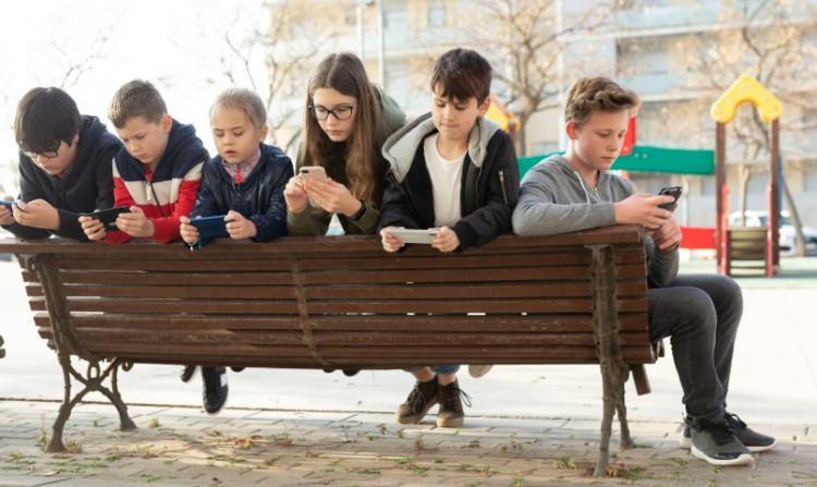 <p><strong>"&Ccedil;ocuk kaydırıyor, karşısına farklı videolar &ccedil;ıkıyor. Bir anda acı bir g&ouml;r&uuml;nt&uuml; geliyor, ardından komik ya da korkutucu bir i&ccedil;erik&hellip; Hi&ccedil;bir duyguyu tam olarak yaşayamadan s&uuml;rekli başka bir duyguya ge&ccedil;iliyor. Bu durum zamanla duygusal k&uuml;ntl&uuml;ğe yol a&ccedil;ıyor."</strong></p>
