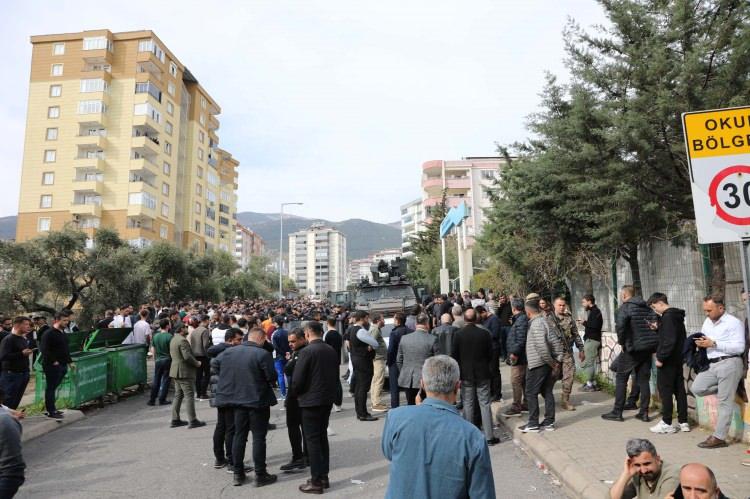 <p>Kahramanmaraş&rsquo;ın Onikişubat il&ccedil;esi Haydarbey Mahallesi&rsquo;nde bulunan Ayser &Ccedil;alık Ortaokulu&rsquo;nda meydana gelen silahlı saldırı T&uuml;rkiye&rsquo;yi yasa boğdu. 8&rsquo;inci sınıf &ouml;ğrencisi İsa Aras Mersinli tarafından ger&ccedil;ekleştirilen olayda 9 kişi hayatını kaybetti.</p>
