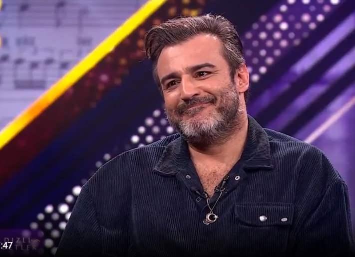 <p>Yaklaşık 2 ay &ouml;nce katıldığı "Funda Karayel ile Yıldızlı Sohbetler" programında konuşan Tamer, o d&ouml;nem yaşadıklarını samimi ifadelerle dile getir Tamer, a&ccedil;ık bulduğu bir camiye girerek burada uyuduğunu s&ouml;yledi.&nbsp;</p>
