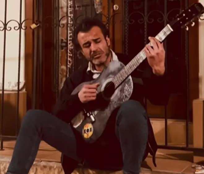 <p>O D&Ouml;NEMDE CAMİYE SIĞINMIŞ</p>

<p>Geceyi camide ge&ccedil;irdiğini ve sabah uyandığında &uuml;zerinde bir seccade olduğunu fark ettiğini anlatan Tamer, bu anın kendisini derinden etkilediğini ifade etti. Bu s&uuml;re&ccedil;te duyduğu bir vaazın hayatında d&ouml;n&uuml;m noktası olduğunu ş&ouml;yle dile getirdi:</p>

<p>&nbsp;</p>

<p>&nbsp;</p>
