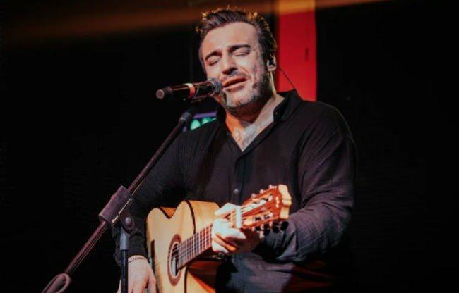 <p><strong>"Sokakta kalıyorsan, soğuksa biraz da cami kapısı yoklamaya başlarsın. Tamam biz sokaktayken kokuyoruz, g&uuml;nlerce yıkanmıyoruz ama yatmaya ihtiyacımız var bir yerde. Bir g&uuml;n a&ccedil;ık bir cami buldum malzeme almaya gittiğim yerde. Caminin i&ccedil;ine girdim uyudum. Sabah erken kalkar giderim diye d&uuml;ş&uuml;nm&uuml;şt&uuml;m. Uyandığımda &uuml;st&uuml;mde bir seccade &ouml;rt&uuml;l&uuml;yd&uuml; ve sabah ezanı okunuyordu."</strong></p>
