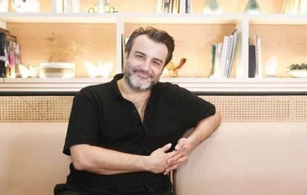 <p>"Ertesi g&uuml;n yine bir cami buldum, yine i&ccedil;ine girip yattım. Birka&ccedil; g&uuml;n sonra Cuma vaazında kulağım takıldı. Cuma namazına kadar uyumuşum, uyandırmamışlar beni. O kadar da nezaketliler yani. Kulağım takıldı bir baktım, hoca başka bir şey anlatıyor. T&uuml;ylerim diken diken oldu. Ondan sonra namazlara başladım. Ayaklarım yara i&ccedil;inde, leş durumdayım. Yavaş yavaş namazlarla birlikte temizlenmeye başladım, bir gitar aldım. M&uuml;zik yapmaya başladım, o camide kalmaya devam ettim bir s&uuml;re. Yani birine ger&ccedil;ekten g&ouml;n&uuml;lden bir el uzatırsanız insanlar d&uuml;zeliyor."</p>

<p>&nbsp;</p>
