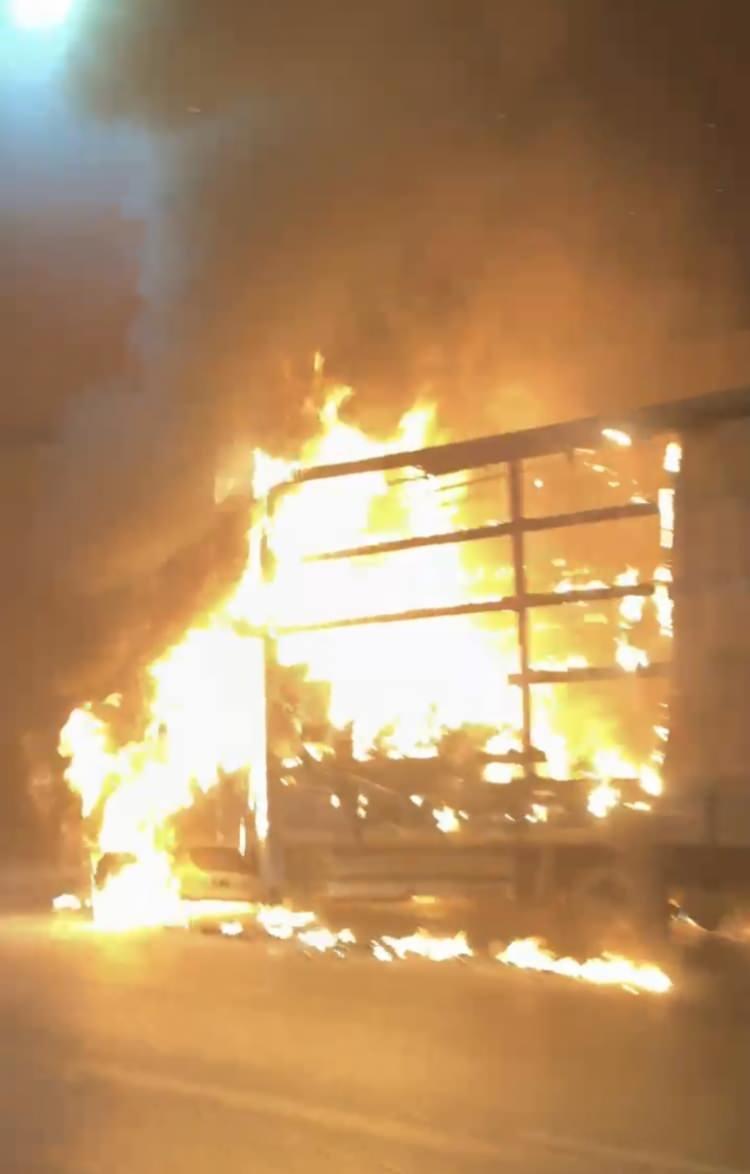 <p>Yangın nedeniyle t&uuml;nel giriş ve &ccedil;ıkışında uzun ara&ccedil; kuyrukları oluşurken kamyonet kullanılamaz hale geldi.</p>

<p>&nbsp;</p>
