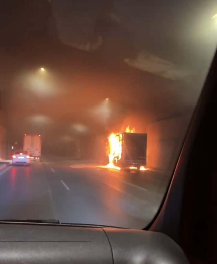 <p>Yangın nedeniyle t&uuml;nel giriş ve &ccedil;ıkışında uzun ara&ccedil; kuyrukları oluşurken trafik durma noktasına geldi.&nbsp;</p>
