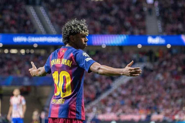 <p>Barcelona'da 18 yaşındaki yıldız futbolcusu Lamine Yamal, m&uuml;sabakanın 4. dakikasında attığı golle gen&ccedil; yaşında Şampiyonlar Ligi tarihine ge&ccedil;ti.</p>
