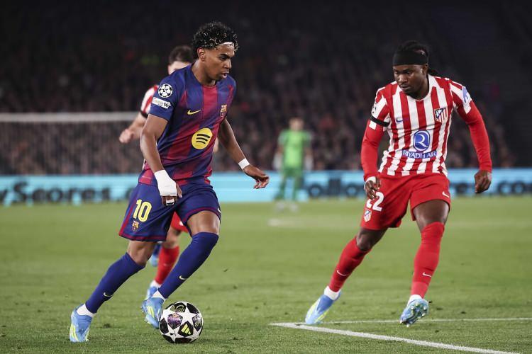 <p>Yamal aynı ma&ccedil;ta Şampiyonlar Ligi kariyerindeki toplam gol katkısını da 20'ye (11 gol, 9 asist) &ccedil;ıkararak bu baraja ulaşan en gen&ccedil; oyuncu &uuml;nvanını da pekiştirdi.</p>
