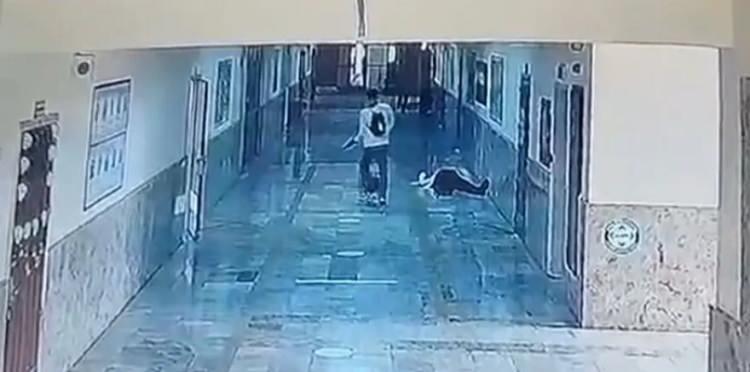 <p><strong>14 ve 15 Nisan'da peş peşe yaşanan iki okul saldırısı T&uuml;rkiye'yi derinden sarstı. Saldırıların ardından &ouml;l&uuml; ve yaralıların olduğu &ouml;ğrenilmesi &uuml;zerine sanat d&uuml;nyasından &ccedil;ok sayıda taziye mesajları gelirken Hababam Sınıfı Mahmut Hoca'nın 'karne' sahnesi sosyal medyada g&uuml;ndem oldu.</strong></p>
