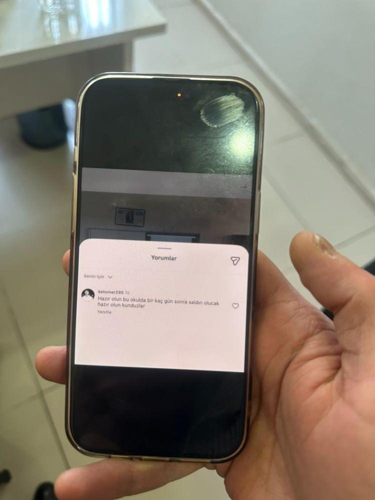 <p><span style="color:#B22222"><strong>SKANDAL PAYLAŞIMI ORTAYA ÇIKTI</strong></span></p> <p><br /> Saldırıyı gerçekleştiren Ömer Ket'in okulun Instagram hesabındaki paylaşıma tehdit içerikli yorum yaptığı ortaya çıktı: </p> <p><em><strong>“Hazır olun bu okulda bir kaç gün sonra saldırı olacak, hazır olun kunduzlar.”</strong></em></p> 