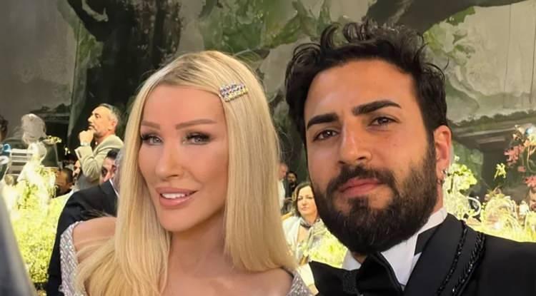 <p><span style="color:#B22222"><em><strong>&Uuml;nl&uuml; şarkıcı Seda Sayan, yaptığı a&ccedil;ıklamalarla sık sık g&uuml;ndeme geliyor. Bu defa da eşiyle nasıl tanıştığını itiraf etmesiyle g&uuml;ndeme gelen Seda Sayan, şarkıcı eşi&nbsp; &Ccedil;ağlar &Ouml;kten'in "Pa&ccedil;asını alarak g&ouml;nl&uuml;n&uuml; kazandım" s&ouml;zleriyle dikkat &ccedil;ekti.</strong></em></span></p>
