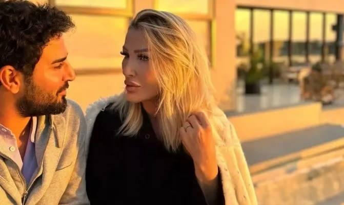 <p><strong>Seda Sayan, <span style="color:#800080"><em>"Eşim o d&ouml;nem ENBE Orkestrası'nın solistiydi. Sonra biz onu programımıza aldık. Sponsor kıyafet g&ouml;ndermişti. Kıyafetleri deniyordu. Ben de 'Ben o pa&ccedil;ayı alırım' dedim. Eğildim ve pa&ccedil;a &ouml;l&ccedil;&uuml;s&uuml; aldım."</em></span> diye konuştu.</strong></p>
