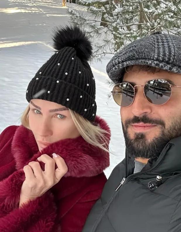 <p><strong>Seda Sayan daha sonra, o anın eşi &Ccedil;ağlar &Ouml;kten'in aklında kaldığını şu s&ouml;zlerle ifade etti:</strong></p>

<p><strong><em>&nbsp;"&Ccedil;ağlar bana &ccedil;ok sonra anlatıyor. 'Bir baktım Seda Sayan yerde pa&ccedil;a &ouml;l&ccedil;&uuml;m&uuml; alıyor.' Kendi kendine 'sen ne kadar şanslı adamsın, Seda Sayan senin pa&ccedil;anın boyunu alıyor' demiş. Oysa ki benim i&ccedil;in &ccedil;ok doğal bir şey. Aslında lafı şuraya getireceğim; erkeğe &ccedil;ok ufak bir şey yaptığında onun kalbini kazanabiliyorsun."&nbsp;</em></strong></p>
