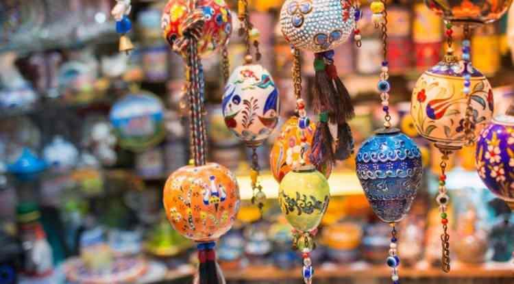 <p><span style="color:#FF0000"><em><strong>Seyahat tutkunları i&ccedil;in yalnızca gezip g&ouml;rmek değil, adım attıkları yerlerden anılar biriktirmek de olduk&ccedil;a kıymetli. &Ouml;yle ki zengin k&uuml;lt&uuml;r&uuml; ve tarihiyle g&ouml;z kamaştıran T&uuml;rkiye'nin her bir şehrinde kendine &ouml;zg&uuml; hediyelik eşyalara rastlayabilirsiniz. İşte, Edirne'den Kars'a 81 ilin en pop&uuml;ler hediyelik eşya rehberi...</strong></em></span></p>
