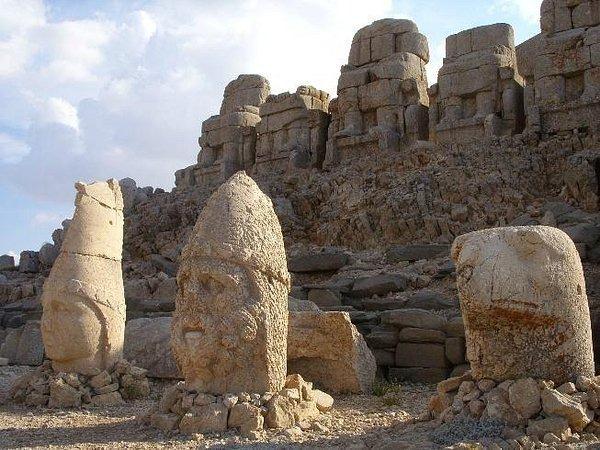 <p>ADIYAMAN</p>

<p>Adıyaman'ın Kahta il&ccedil;esinde yer alan Nemrut Dağı, şehrin en &ouml;nemli simgesi. Buradan 'Nemrut Heykelcikleri' alabilirsiniz.</p>

