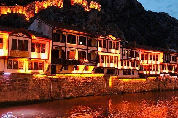 <p>AMASYA</p>

<p>Tescilli Amasya misket elması, coğrafi işaretli Amasya &ccedil;&ouml;reği, Kral Kaya Mezarları fig&uuml;rl&uuml; magnetler veya el dokuması &uuml;r&uuml;nler...</p>

