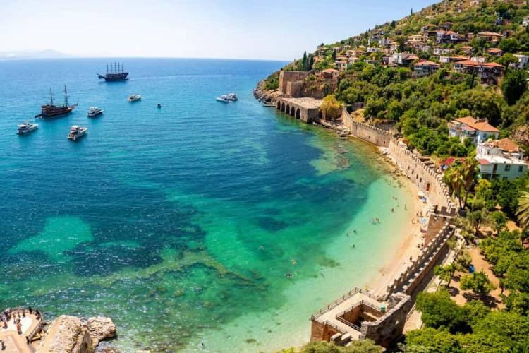 <p>ANTALYA</p>

<p>Narenciye re&ccedil;elleri (turun&ccedil;, patlıcan, karpuz kabuğu), doğal zeytinyağlı sabunlar,&nbsp;Antalya manzaralı magnetler veya seramik objeler...</p>
