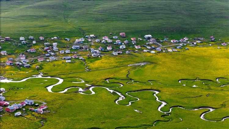 <p>ARDAHAN</p>

<p>G&uuml;m&uuml;ş kemer ve başlıklar, g&uuml;m&uuml;ş takılar ya da&nbsp;Ardahan dokuma kilim ve halıları...</p>
