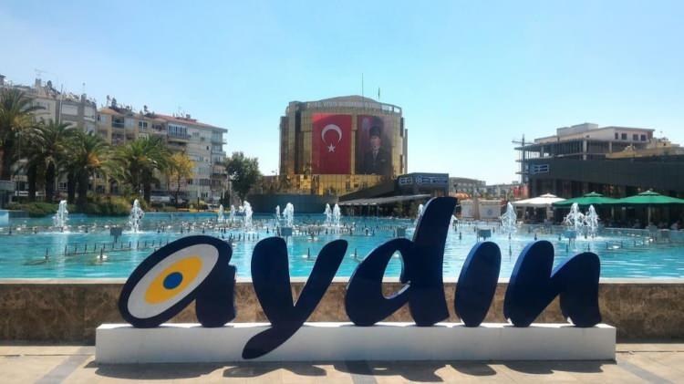 <p>AYDIN</p>

<p>Aydın demek 'incir' demek. Bunun yanı sıra&nbsp;kaliteli zeytinyağı,&nbsp;Kuşadası temalı magnet, kupa da iyi bir se&ccedil;enek olabilir.</p>
