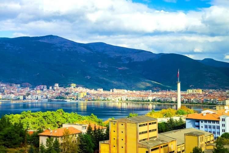 <p>BURSA</p>

<p>Bursa'nın y&ouml;resel lezzetlerinden Kestane Şekeri ve Gemlik zeytininin yanı sıra; Bursa havlusu, İpek Şal/Fular ve İznik &Ccedil;inisi...</p>
