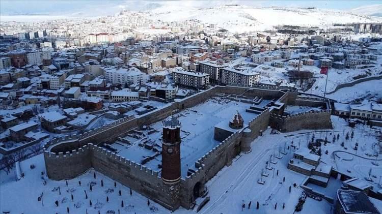 <p>ERZURUM</p>

<p>Oltu taşı tesbih, kolye veya y&uuml;z&uuml;kler, meşhur Kadayıf Dolması, Civil peynir...</p>
