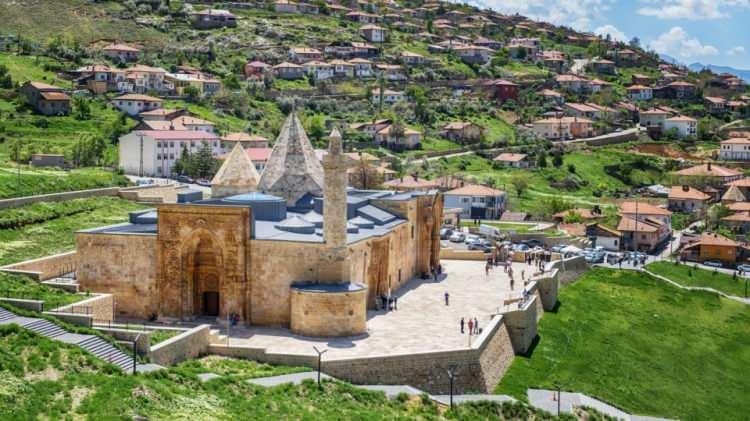 <p>SİVAS</p>

<p>D&uuml;nyaca &uuml;nl&uuml; Zara balı, y&ouml;resel Sivas hurması...</p>
