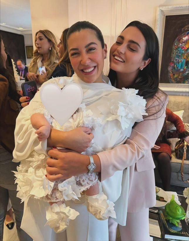 <p><strong>Ge&ccedil;tiğimiz aylarda anne-baba olmanın heyecanını yaşayan &ccedil;ift, kızları Lina'yı kucaklarına almanın mutluluğunu yaşadı.</strong></p>
