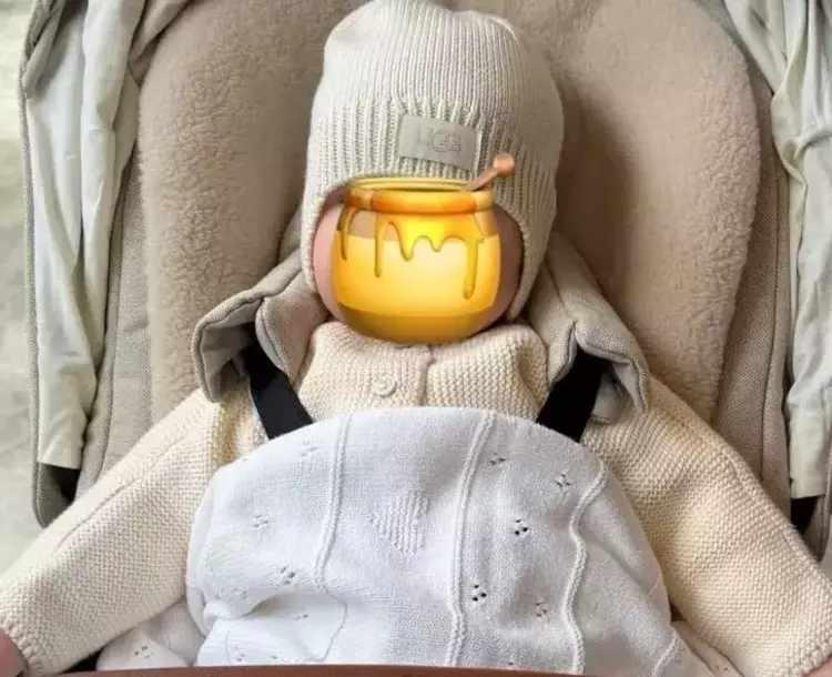 <p><strong>Ural'ın son yaptığı paylaşımda minik yeğeninin y&uuml;z&uuml;n&uuml; bal k&uuml;p&uuml; emojisyle kapatarak paylaşım yapması kalpleri ısıttı.</strong></p>
