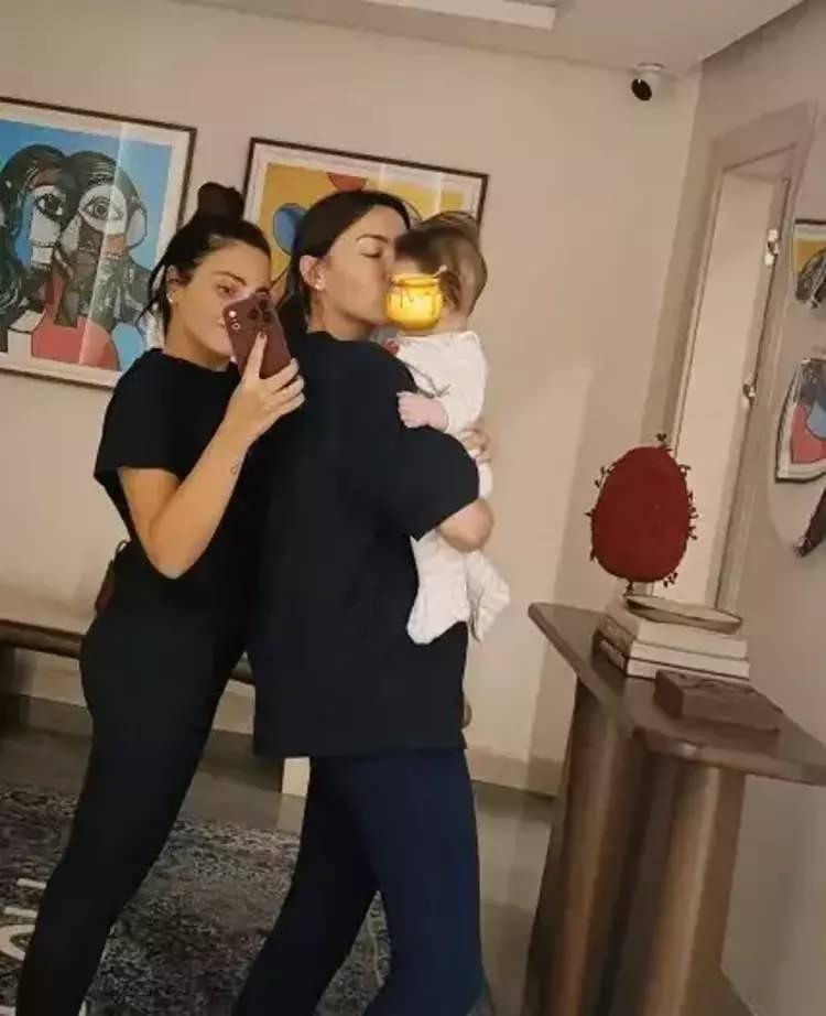 <p><strong>Sibel Can'ın kızı Melisa Ural, yeğenine olan bağlılığını yaptığı sosyal medya paylaşımlarıyla her defasında g&ouml;zler &ouml;n&uuml;ne seriyor.&nbsp;</strong></p>
