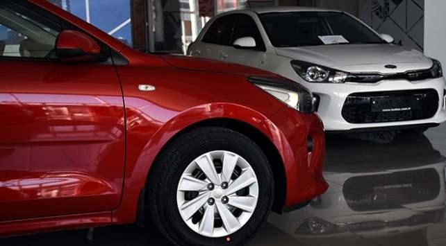 <p>Cardata verilerine g&ouml;re T&uuml;rkiye sıfır kilometre otomobil pazarında toplam 1.257 binek ve hafif ticari ara&ccedil; &uuml;zerinden yapılan değerlendirmeye g&ouml;re ara&ccedil;ların y&uuml;zde 77'lik b&ouml;l&uuml;m&uuml;n&uuml;n fiyatında mart ayından nisana ge&ccedil;ilirken fiyatların sabit kaldığı g&ouml;r&uuml;l&uuml;yor.&nbsp;</p>
